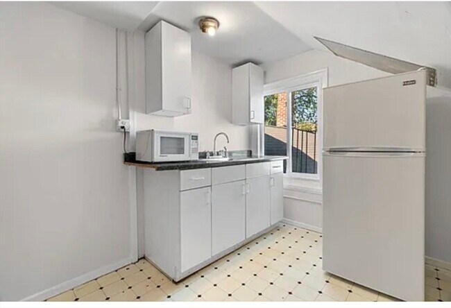 Building Photo - 15 Holton St