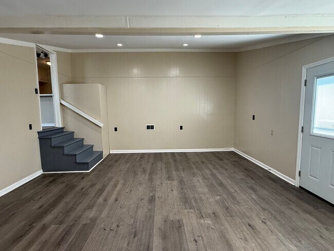 Building Photo - Fully Renovated 3-Bedroom, 1 Bathroom Home