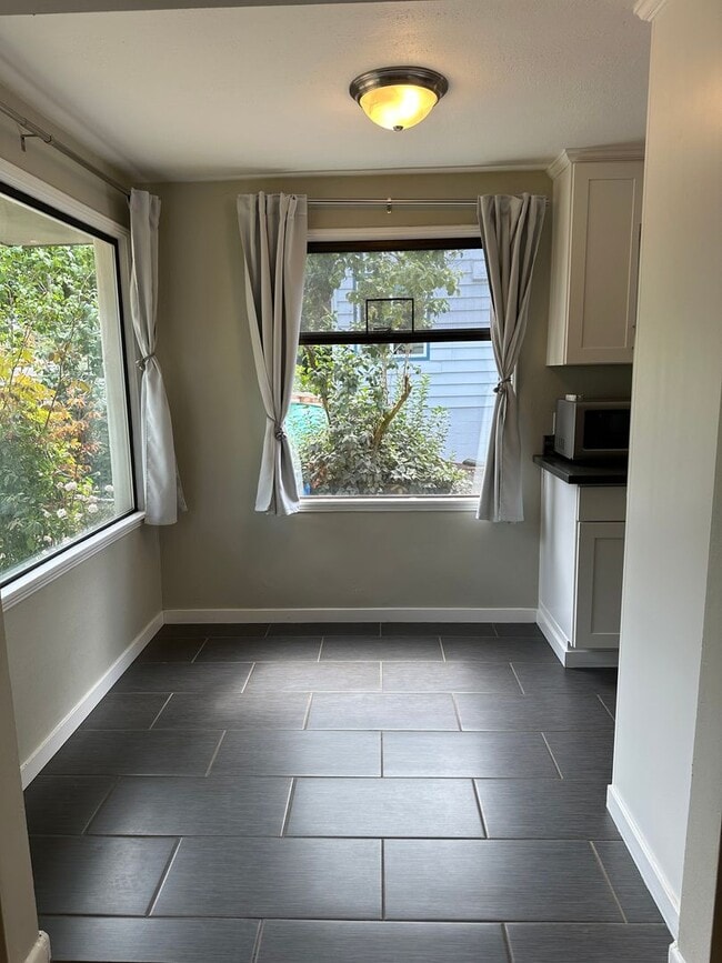 Building Photo - Available Now! 4 bed, 2 bath house in Shoreline!