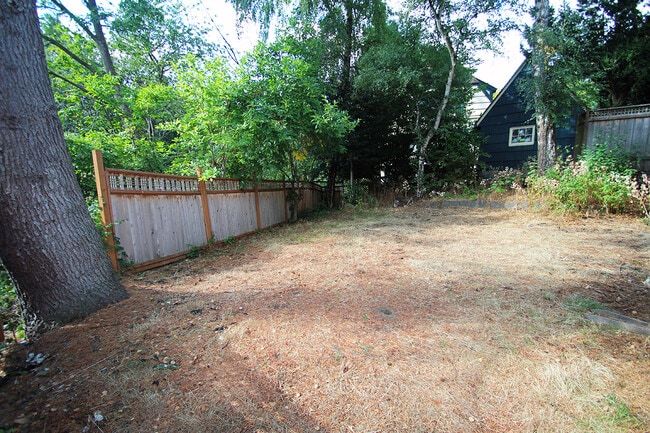 Building Photo - SPACIOUS, UPDATED 7 BEDROOM, 3 BATH, 2 KITCHENS, YARD & DEN BY UW!