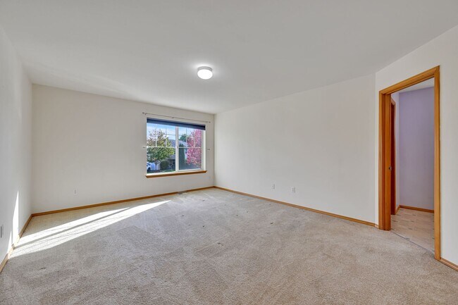 Building Photo - 4 BED & 2.5 SINGLE FAMILY HOUSE FOR RENT