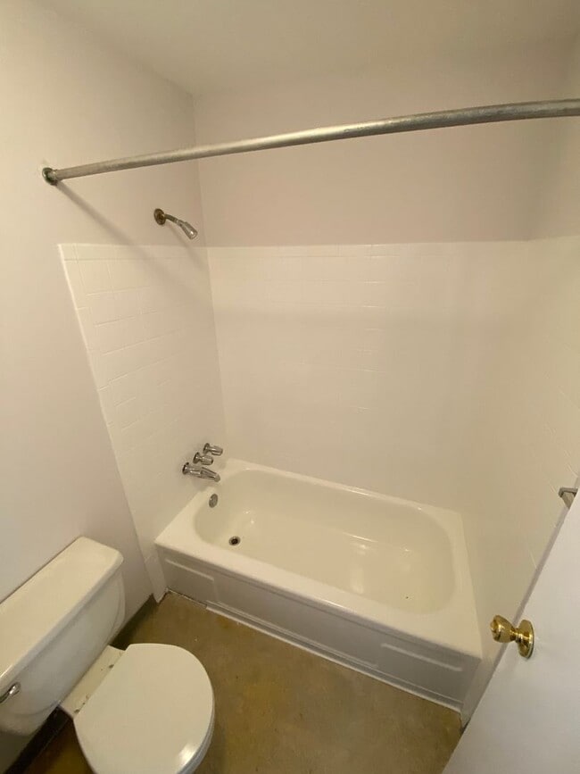 Building Photo - LEASE NOW AND ENJOY 50% OFF 2ND MONTH! Spacious 1 bd / 1 ba unit in Brandywine near UF & Shands