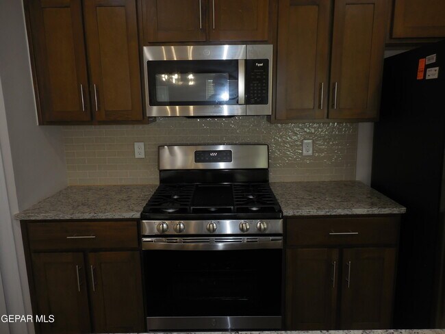 Building Photo - 561 Oakmont