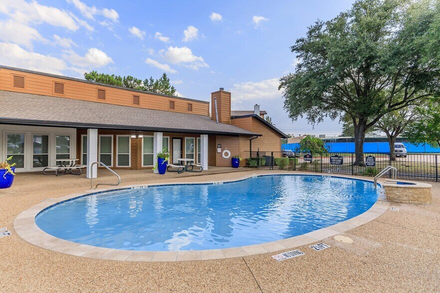 Building Photo - 1225 E Pleasant Run Rd