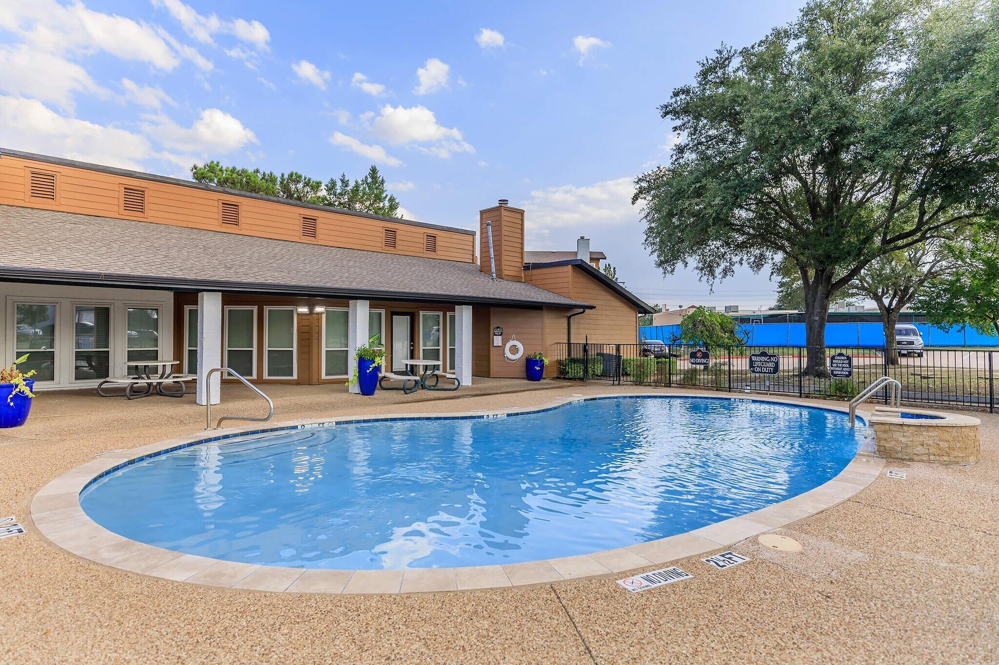 Building Photo - 1225 E Pleasant Run Rd