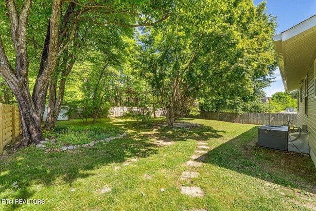 Building Photo - 5917 W Pine Ln