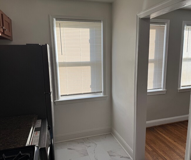 Building Photo - Cozy renovated 2 bedroom apartment