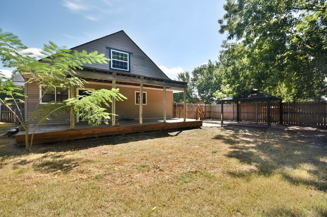 Building Photo - 1001 W Hackberry Ave