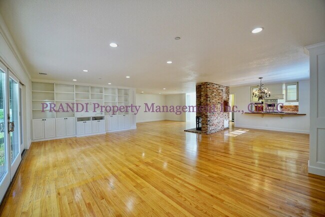 Building Photo - Country Club Home on Corner Lot, All One L...
