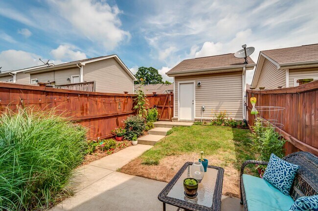 Building Photo - 1431 Riverbrook Dr
