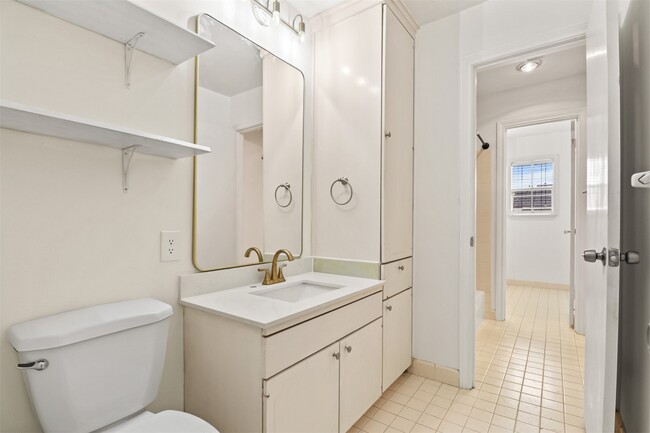 Building Photo - 6332 Chevy Chase Dr
