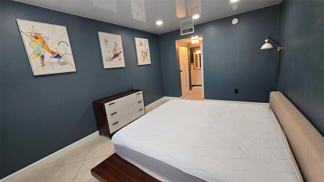 Building Photo - 300 Bayview Dr