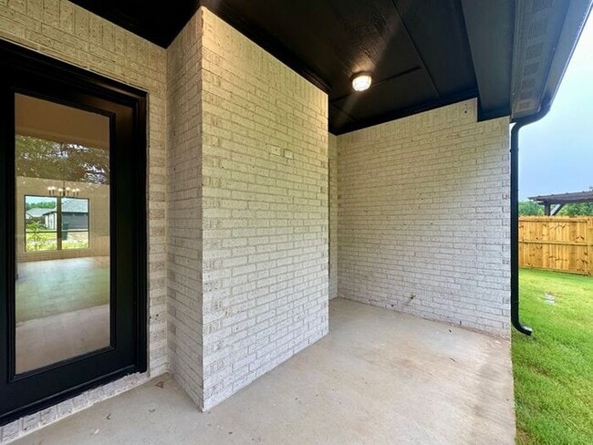 Building Photo - Available Now! Luxurious 3 Bedroom 2 Bath ...