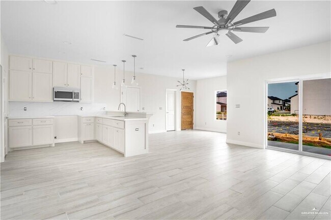 Building Photo - 2609 E Solar Dr