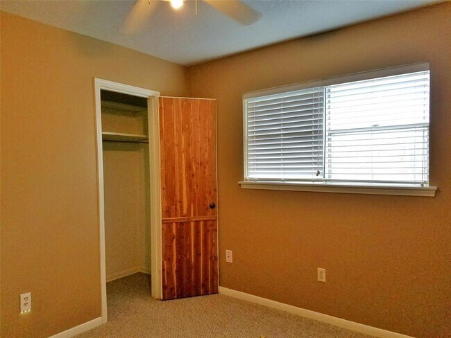 Building Photo - 3800 Kingsway Dr