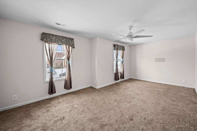 Building Photo - Spacious 3BR Home with Bonus Room, Fireplace & Fenced Yard