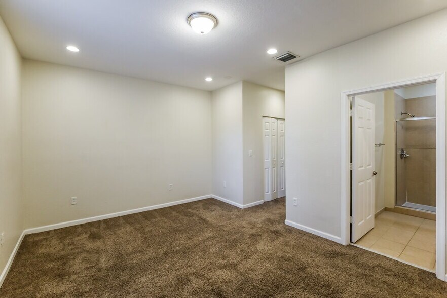 Building Photo - 2423 NW 31st Ct