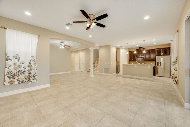 Building Photo - 4 bedroom, 3.5 bathroom in desirable Trasona!