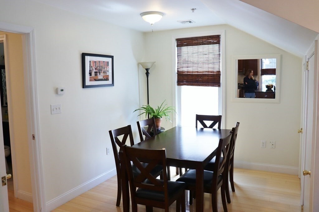 Building Photo - 582 Putnam Ave