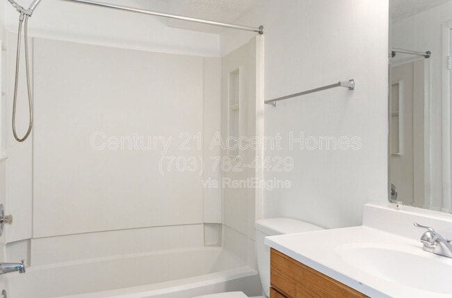 Building Photo - 4400 Groombridge Way