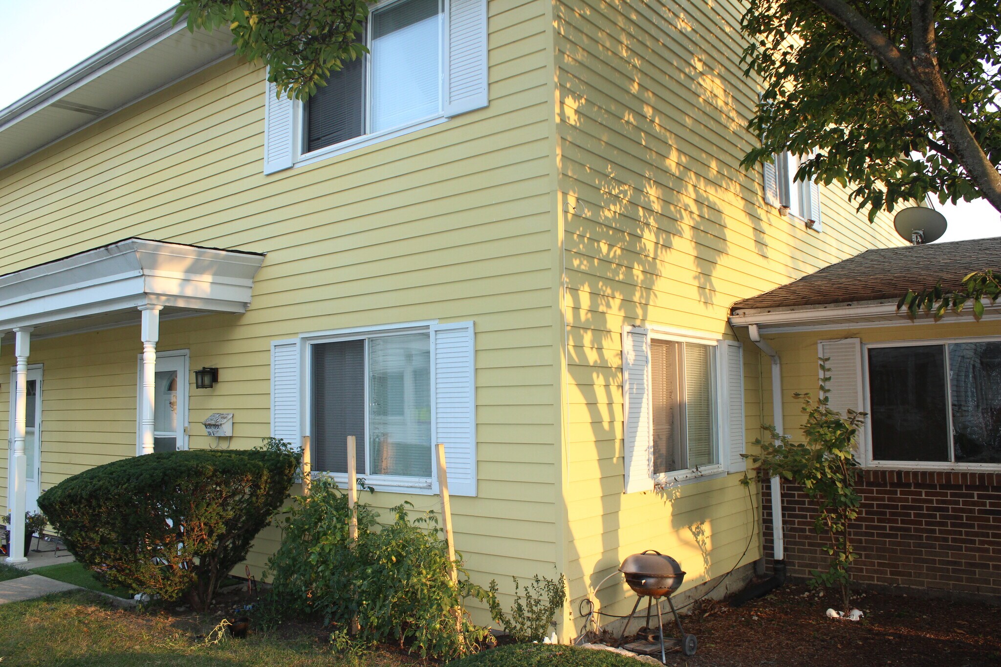 Building Photo - 10S433 Echo Ln