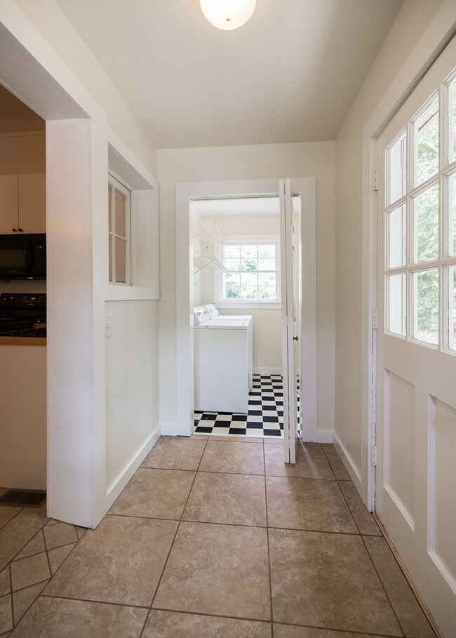 Building Photo - 1273 E Broad St