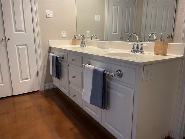 Building Photo - 641 Evergreen Ln