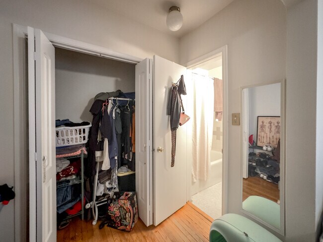 Building Photo - 3345 N Marshfield Ave