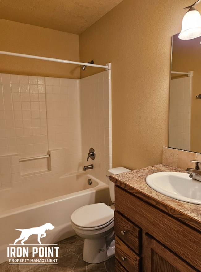 Building Photo - 3/2.5 in Boise-2 Car Garage, Fireplace, Vaulted Ceilings, Landscaping Included.