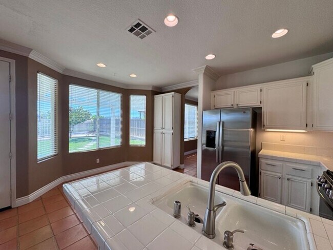 Building Photo - Beautiful 4 Bedroom + Office Home for Lease