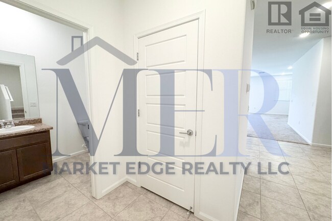 Building Photo - 4Bed/4Bath House w/2 Car Gar in Tucson! $1...