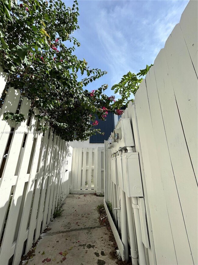 Building Photo - 15476 SW 85th Ln