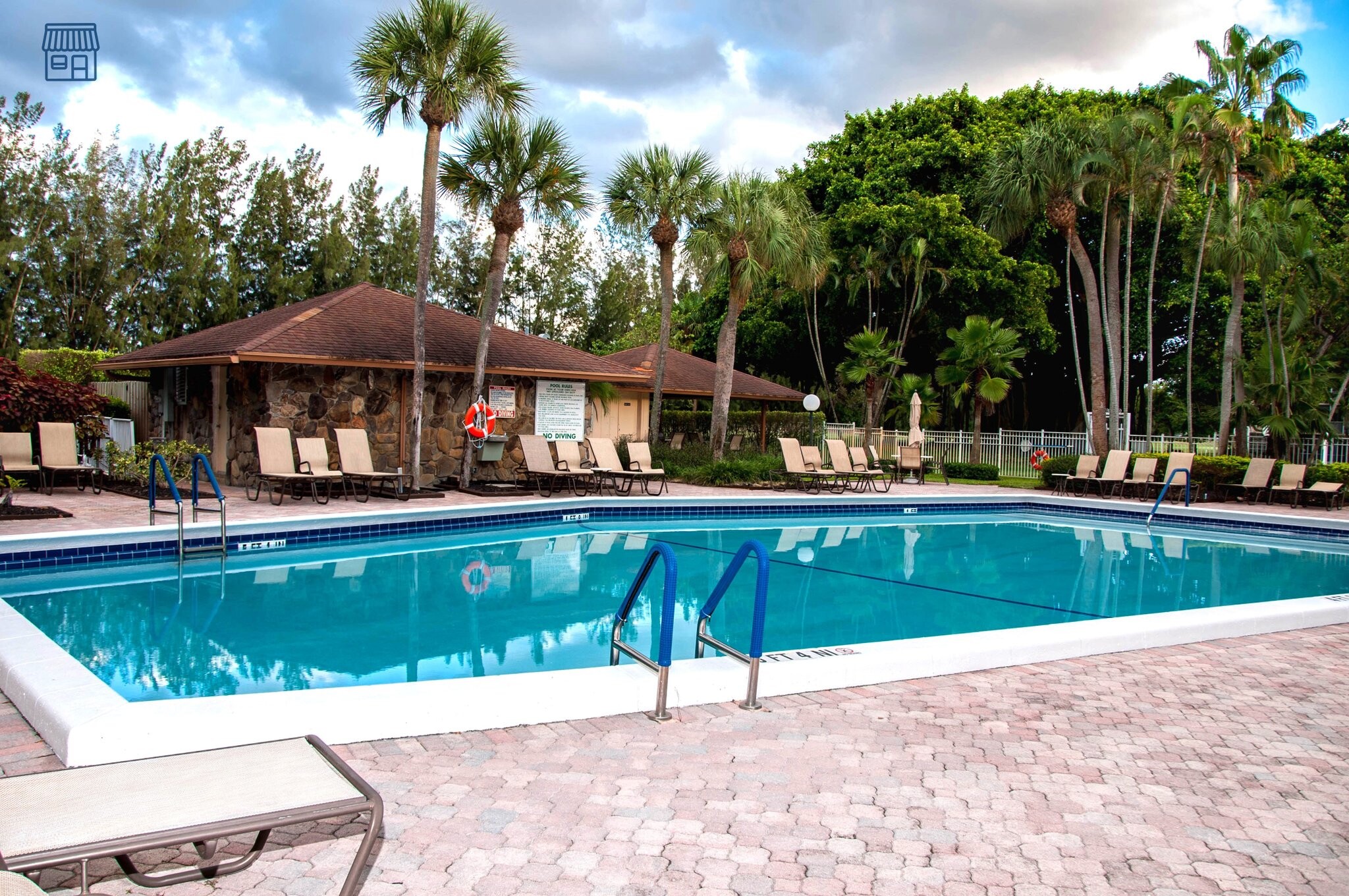Building Photo - 2850 N Palm Aire Dr