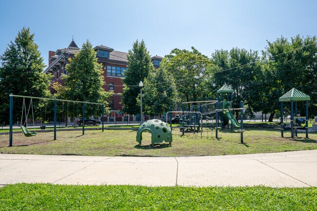 Building Photo - 2337 W Maypole Ave