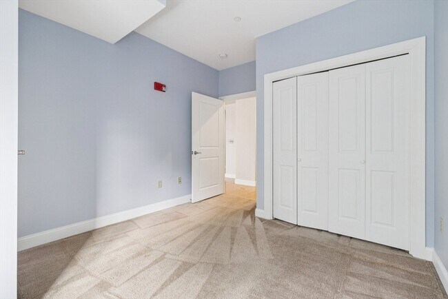 Building Photo - 527 Pawtucket St