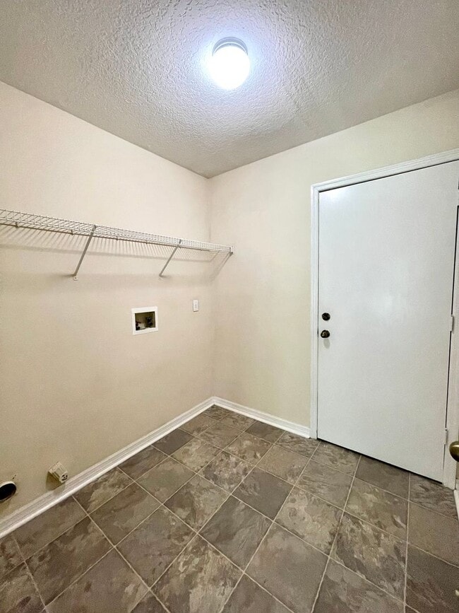 Building Photo - LARGE AND SPACIOUS 4/3 HOME IN EAST ORLANDO WEDGEFIED COMMUNITY