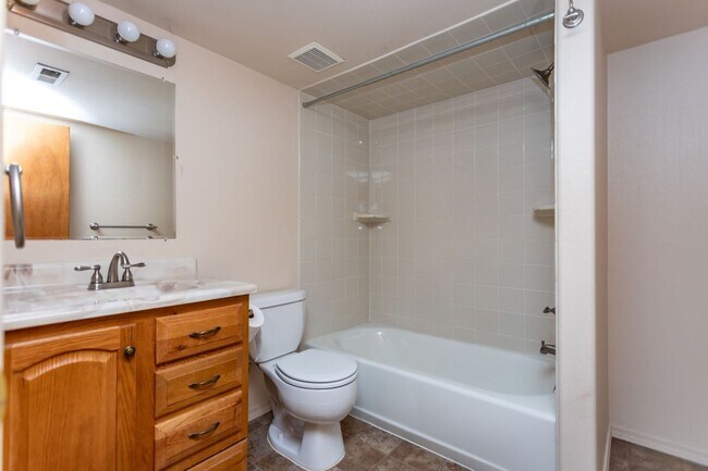 Building Photo - 1130 Pond Side Dr