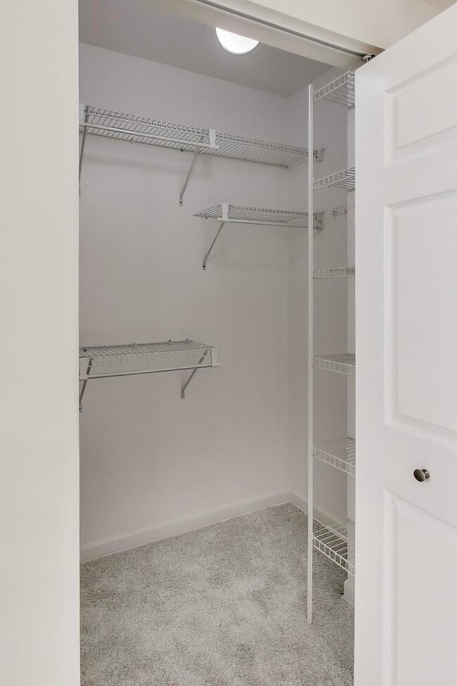 Building Photo - 1 W Oak Ave