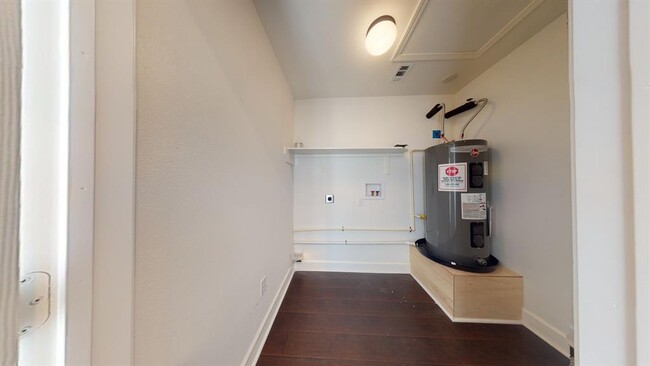 Building Photo - 6801 Greenhurst St