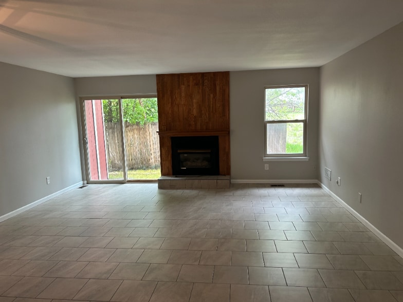 Primary Photo - 472 W Rockrimmon Blvd