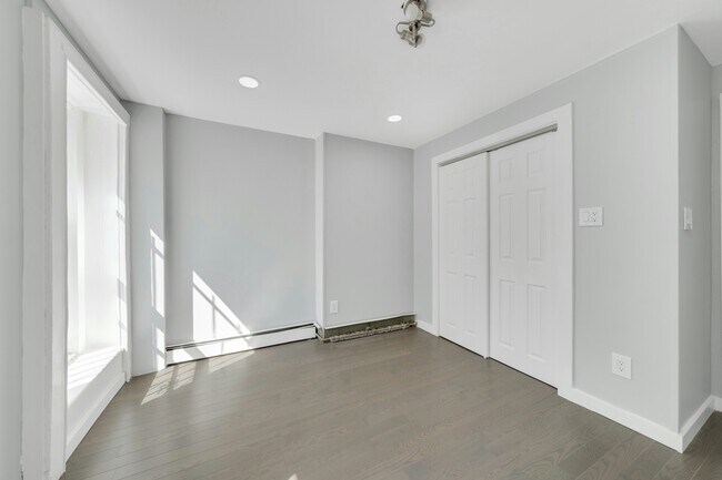 Building Photo - 826 Grand St