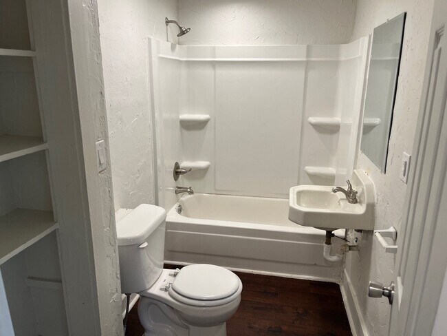 Building Photo - 2912 N Independence Ave