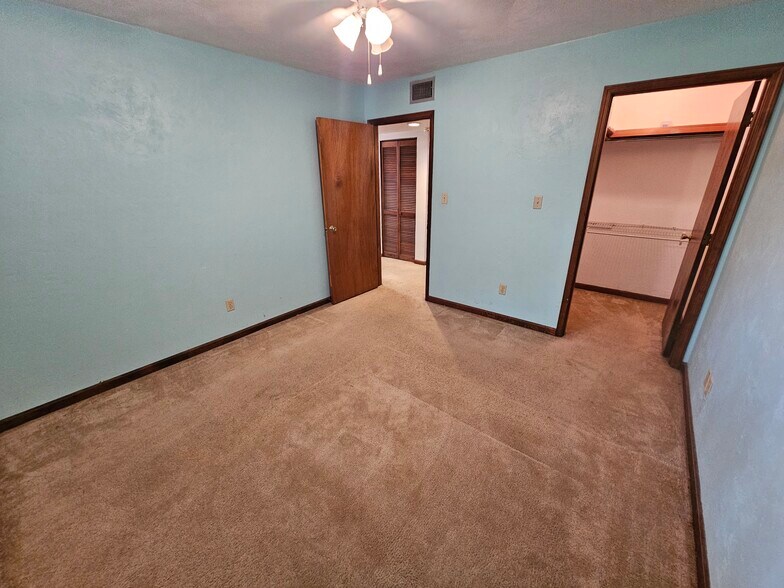 Building Photo - 324 Teal Ln