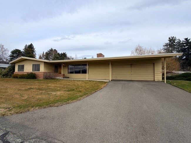 Building Photo - Country like setting! Spacious 3+ bed/ 1.5 bath house with garage, large yard, private deck and a...