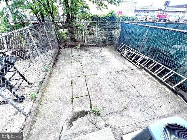 Building Photo - 2830 Castor Ave