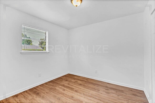 Building Photo - Fully Renovated 4 Bed / 2 Bath in Bay Mine...