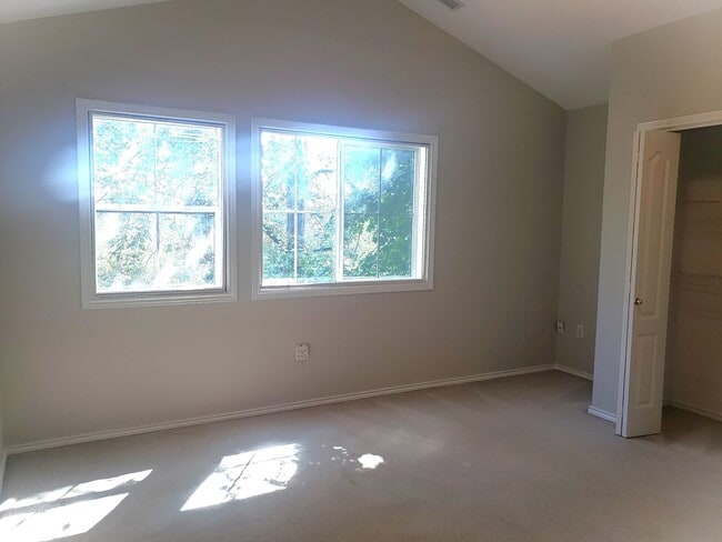 Building Photo - Large 3-bed Townhouse in Terwilliger South