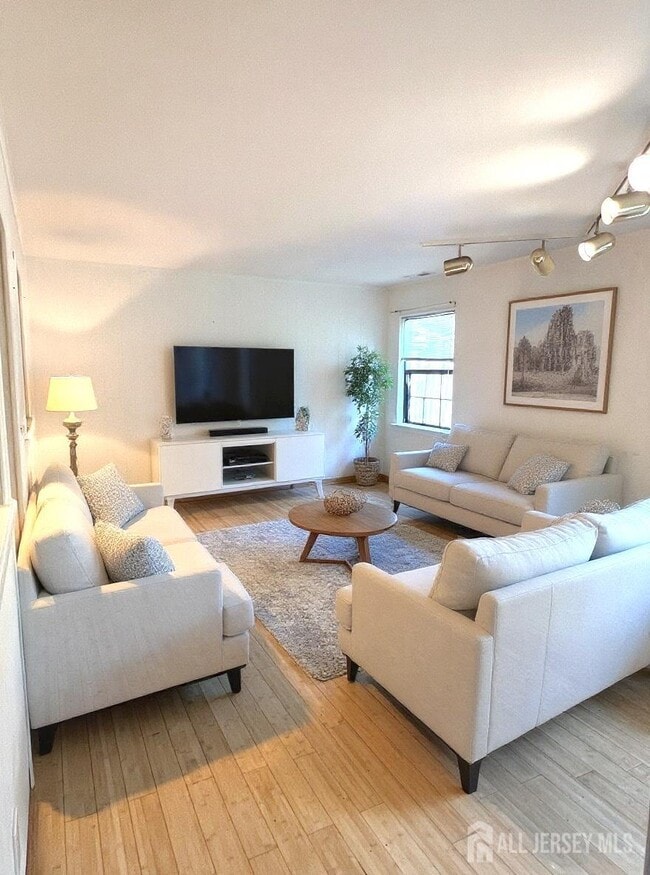 Building Photo - 18 Adams Ct