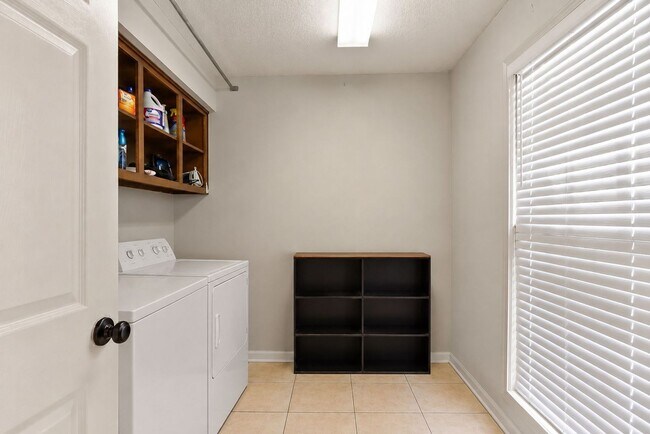 Building Photo - 1414 Caplewood Dr