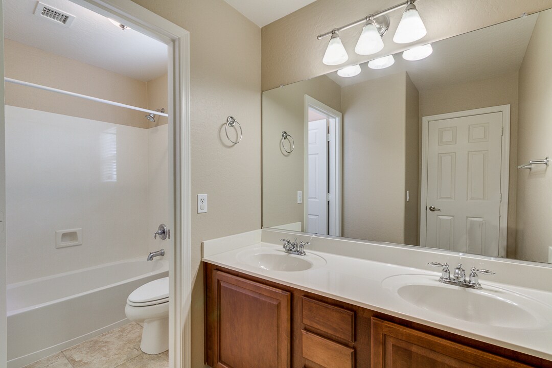 Building Photo - 1326 E Macaw Dr